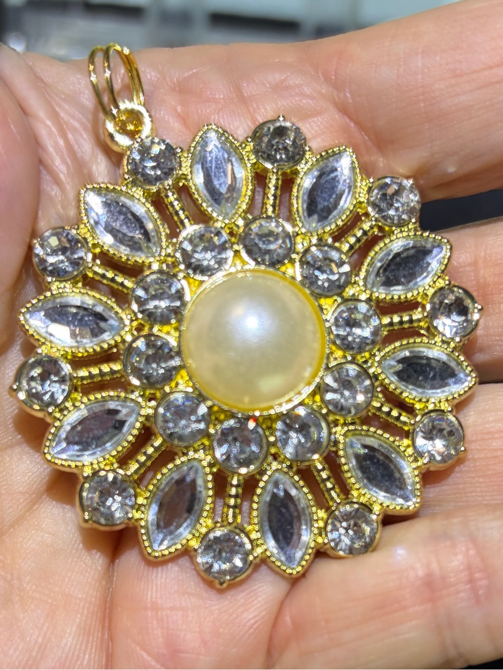 NWOT Golden Pearl and Crystal Floral Dramatic Glamorous Pendant. No Chain